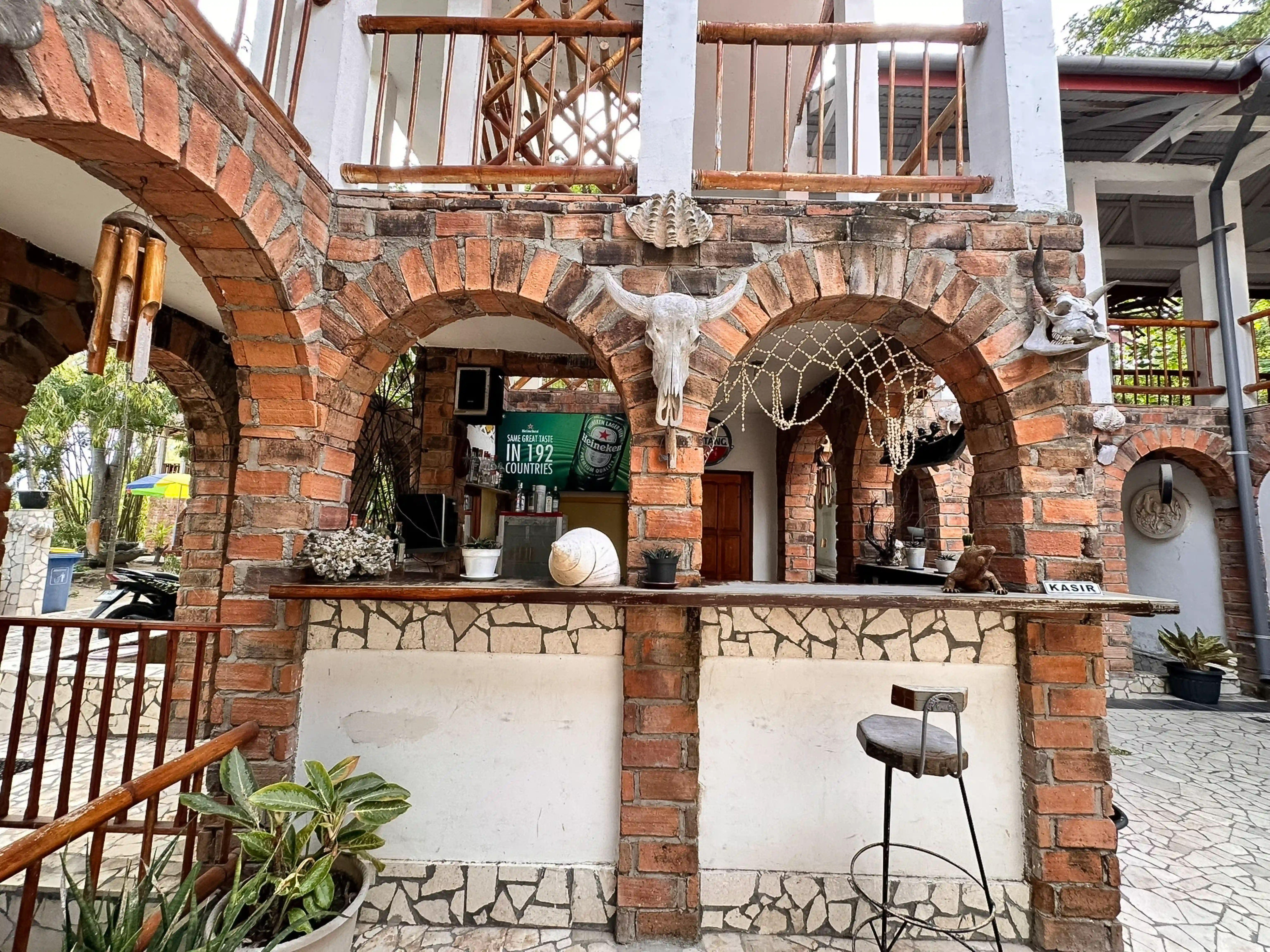 Bar & Lounge