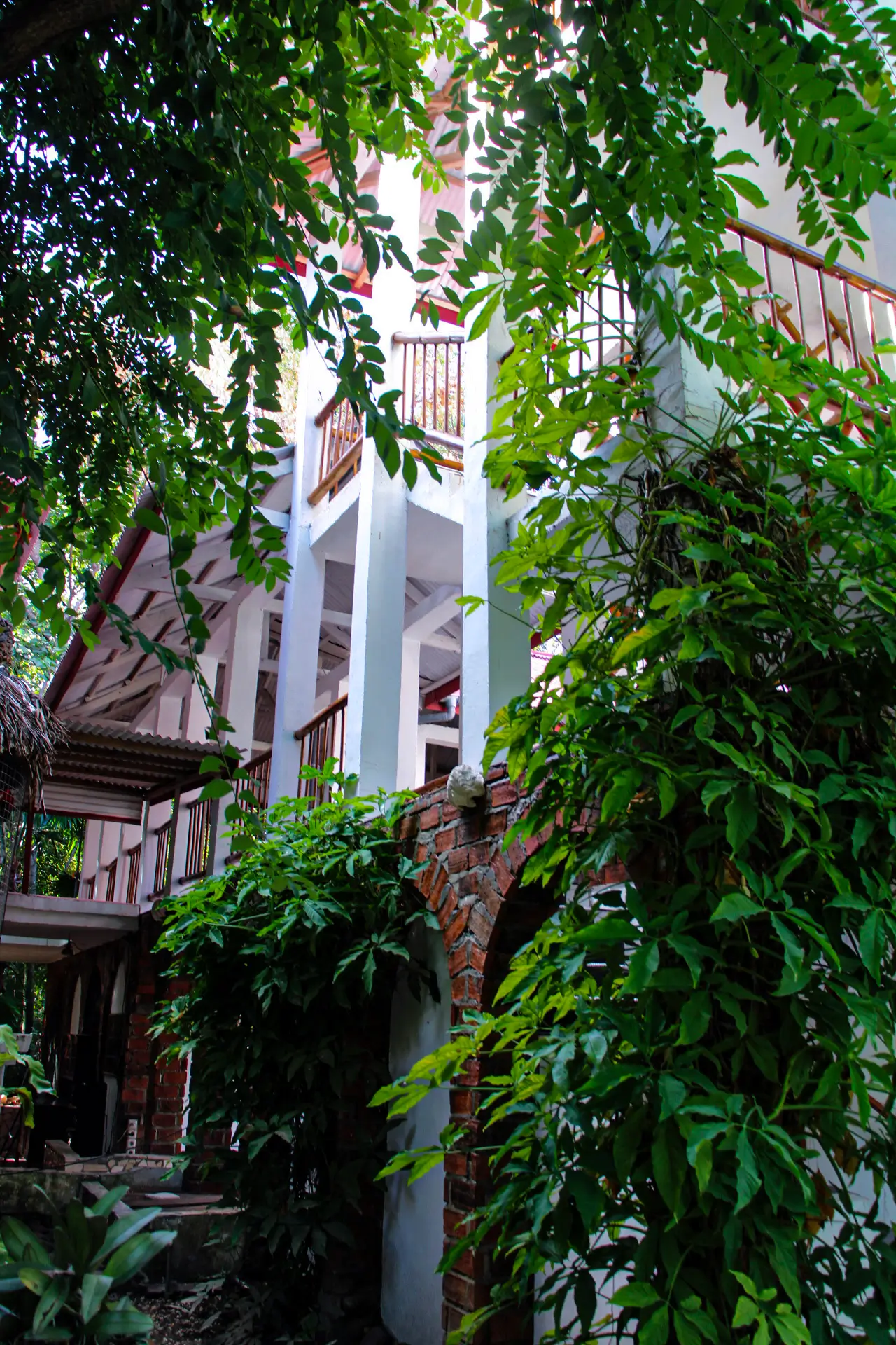 Arsitektur Tropis yang Menyatu dengan Alam di Mangga Lodge